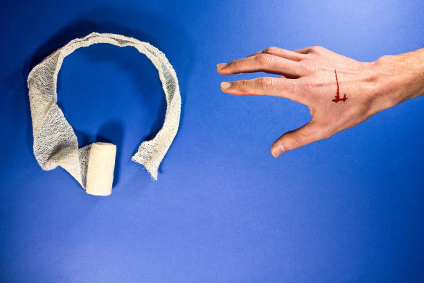 受伤的血淋淋的手伸向白色的绷带图片下载