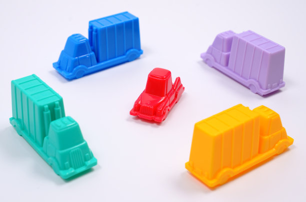 许多车包围了一辆车。图片下载