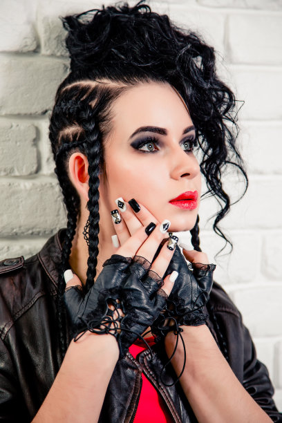 性感的黑发女孩，化妆和美发在美容院图片下载