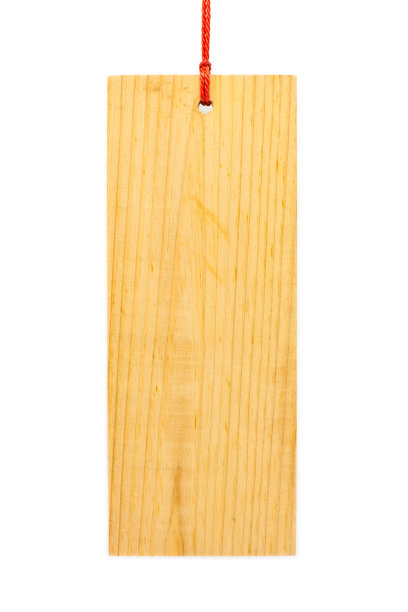 白色背景上用绳子挂着的木制标志图片下载
