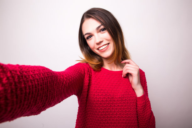 自拍，美丽的女孩拍了她自己的照片，instagram图片下载