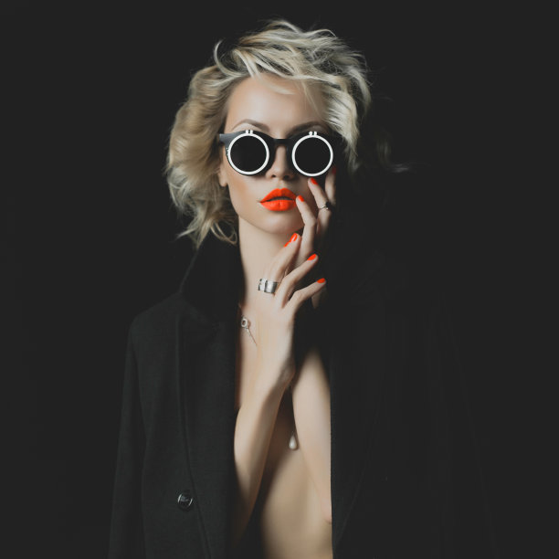 时尚金发，亮丽的妆容和配饰图片下载