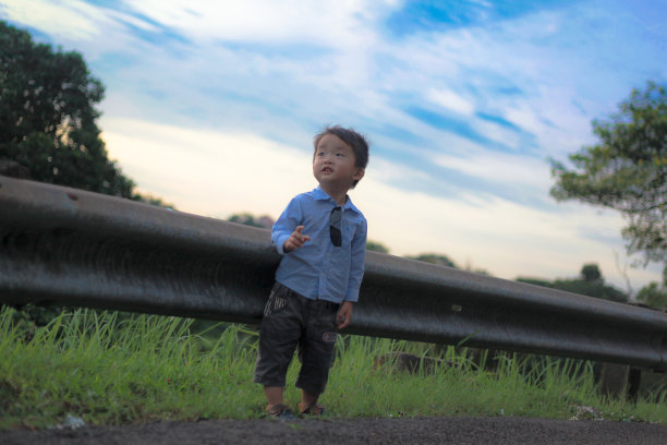 路边的男孩图片下载