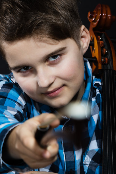 大提琴家和无聊的事图片下载