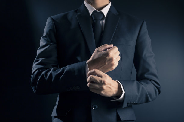 正在修理西装袖扣的商人图片下载