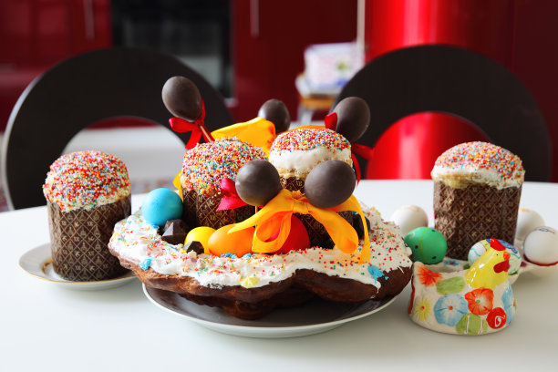 有复活节彩蛋、糖果和装饰品的静物画图片下载