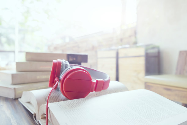 放松听音乐copyspace背景。图片下载