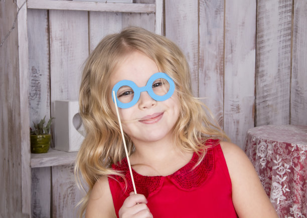 漂亮的金发女孩穿着红衣服微笑和高兴图片下载