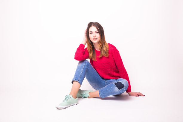 女孩交叉双腿在地板上摆姿势图片下载