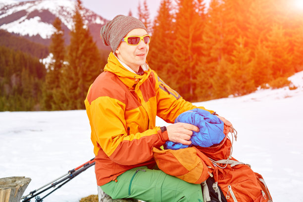 山里的徒步旅行者图片下载