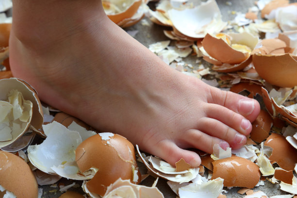 在蛋壳上行走图片下载