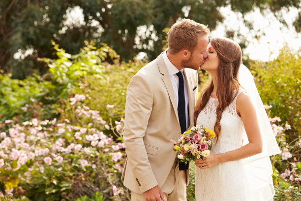 浪漫的年轻夫妇在户外结婚图片下载