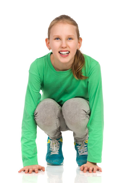 蹲微笑的女孩图片下载