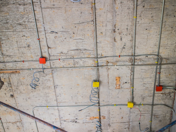 电工在新楼里安装电力电缆图片下载