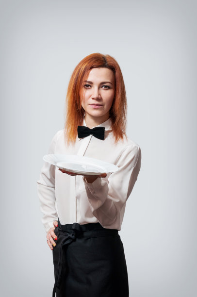 穿着服务员制服的年轻女子拿着盘子图片下载