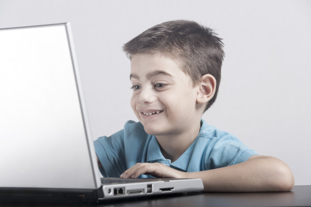 男孩在使用笔记本电脑时的反应图片下载