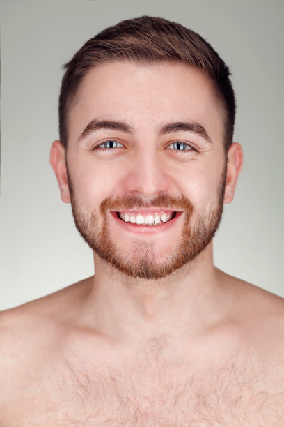 穿着正装的年轻人图片下载