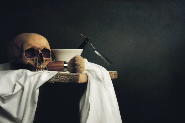 带有头骨的静物剃须工具图片下载