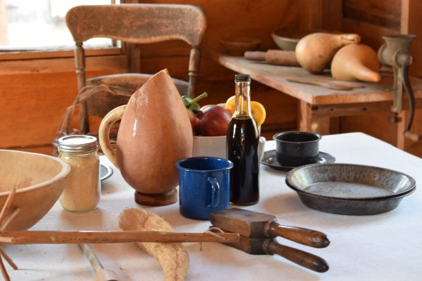 传统古董餐桌摆设图片下载