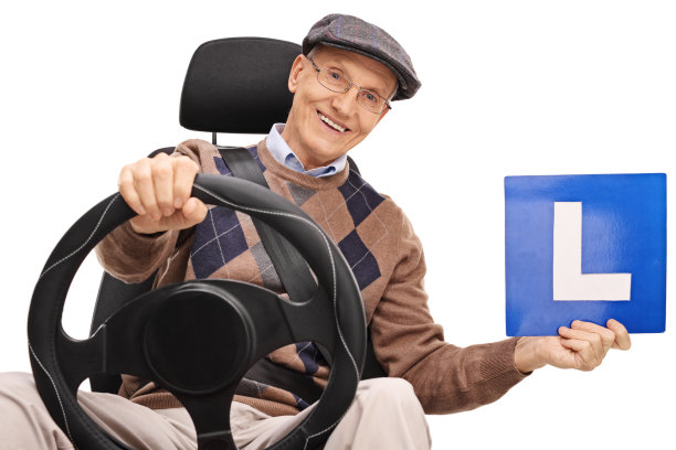 兴高采烈的老司机，举着l牌图片下载