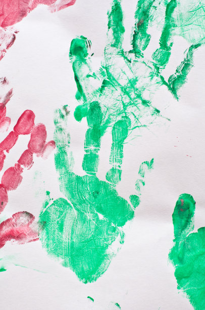 画着孩子的手，印在纸上图片下载