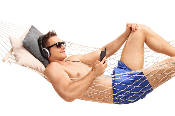 一个男人躺在吊床上听着音乐图片下载