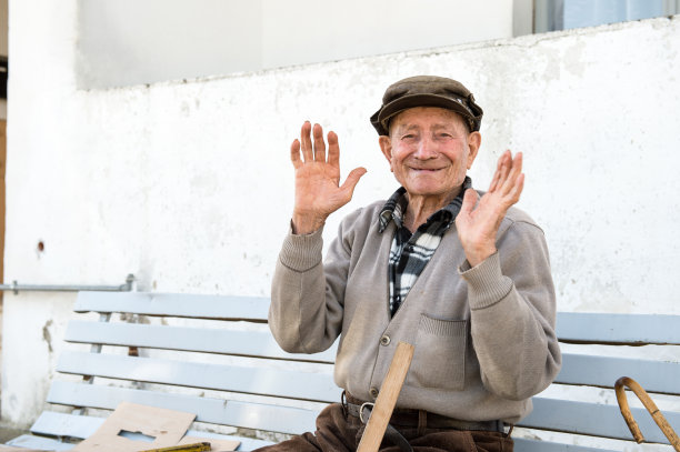 用老方法工作的老人图片下载