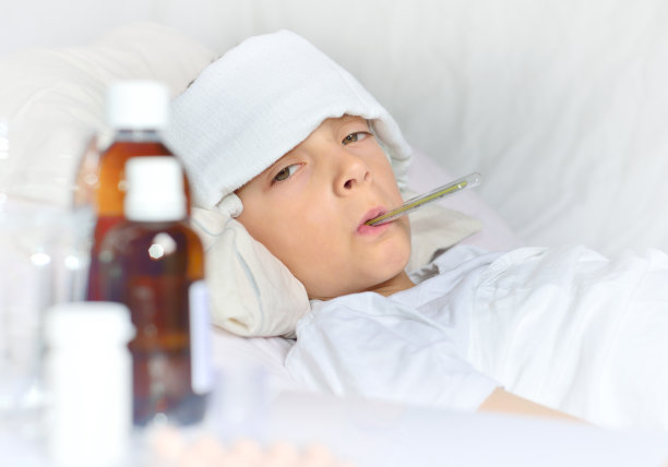 生病的男孩躺在床上图片下载