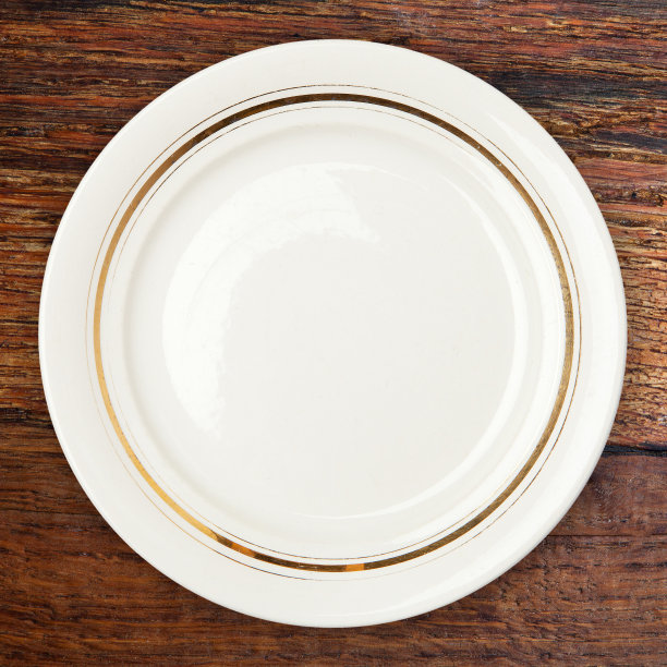 木桌上的盘子图片下载