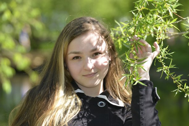 拿着绿色树枝的女孩图片下载