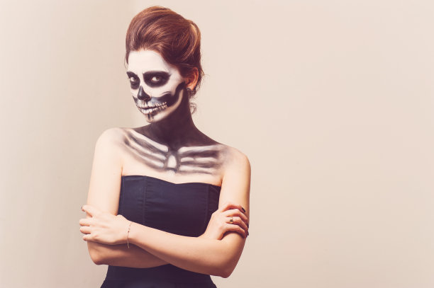 美丽的女孩与创意化妆万圣节派对图片下载