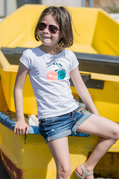 一个戴着墨镜的小女孩的肖像图片下载