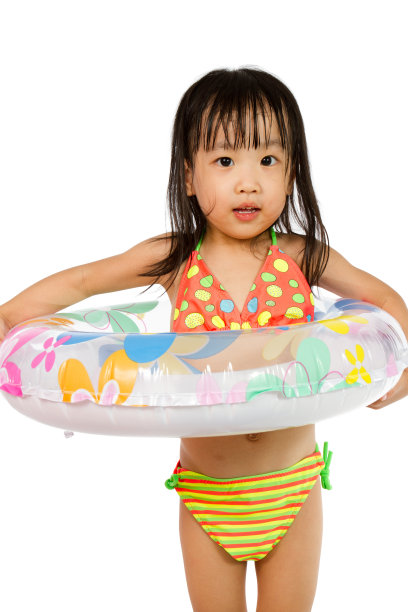 中国女孩玩游泳圈图片下载