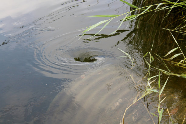 暗水管有漩涡图片下载