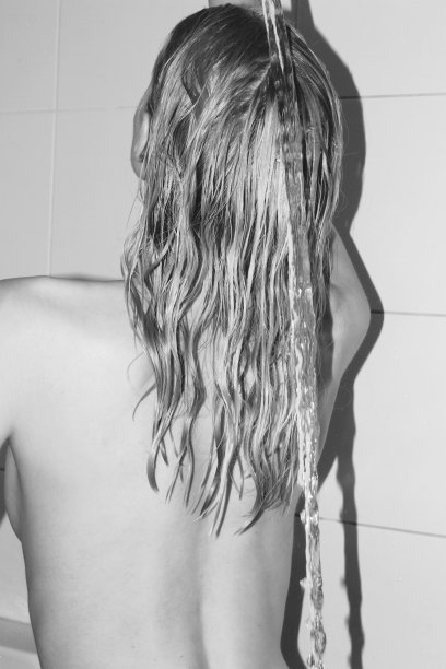 女孩正在洗她的背图片下载