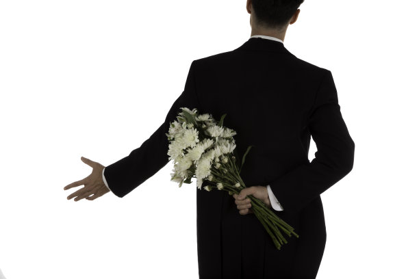 穿着燕尾服，带着花的男人图片下载
