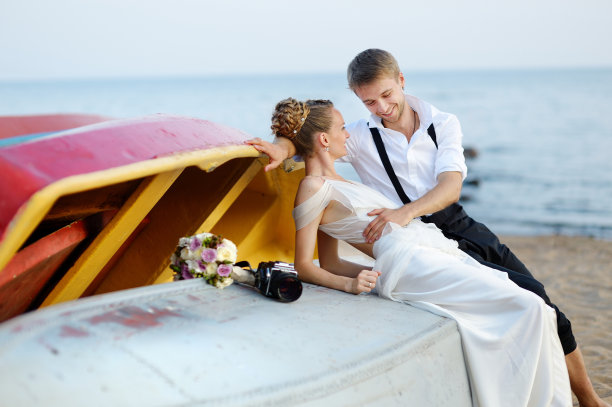 幸福的新娘和新郎在海边拥抱图片下载