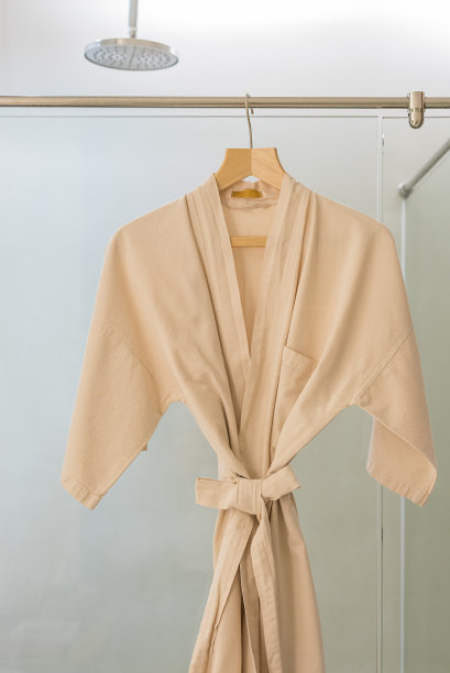 浴袍挂在浴室图片下载