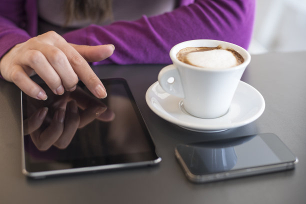 女性使用手机和平板电脑图片下载