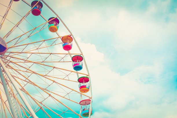 摩天轮在多云的天空背景复古的颜色图片下载