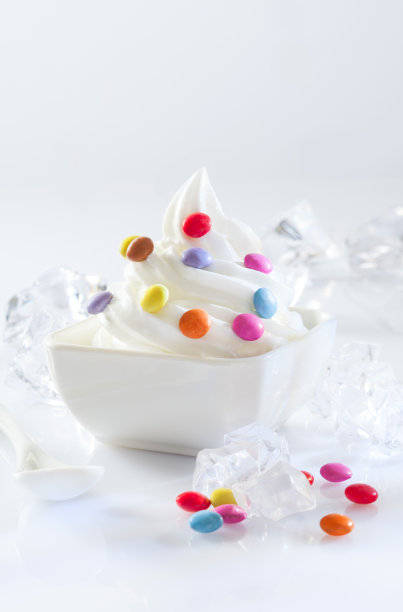 一碗软冰淇淋和糖果图片下载