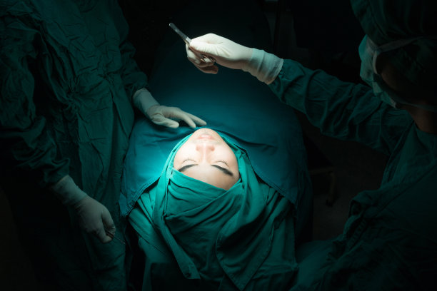 接受整形手术的病人的特写图片下载