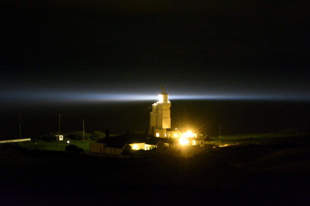 夜间灯塔光束图片下载