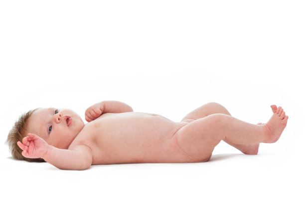 新生儿躺在白色的背景上，特写图片下载