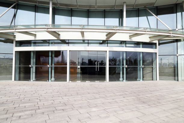 现代商务中心外立面采用玻璃门图片下载