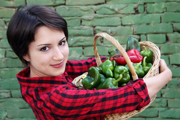 提着一篮子辣椒的年轻女子图片下载