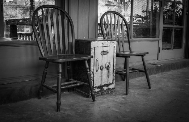 旧的保险箱。在两把椅子之间。图片下载