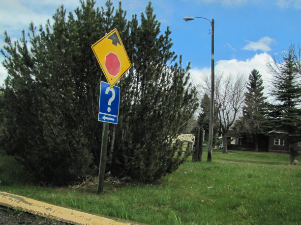 令人困惑的路标图片下载
