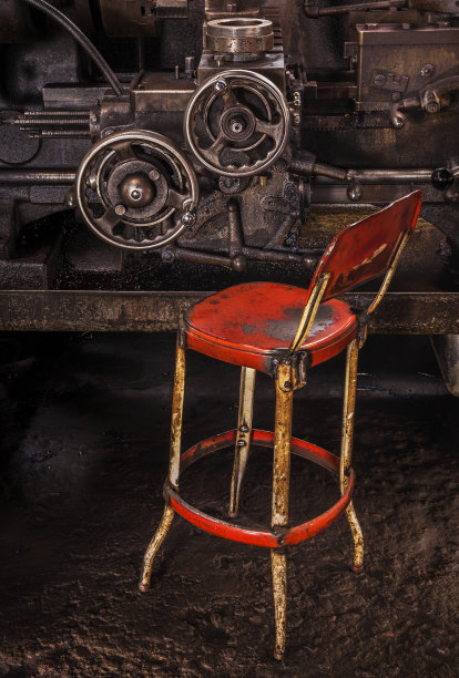 机械车间红椅子图片下载