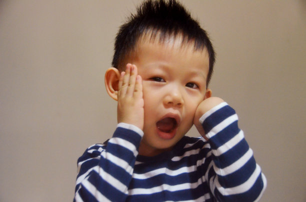 可爱的孩子感到惊讶图片下载